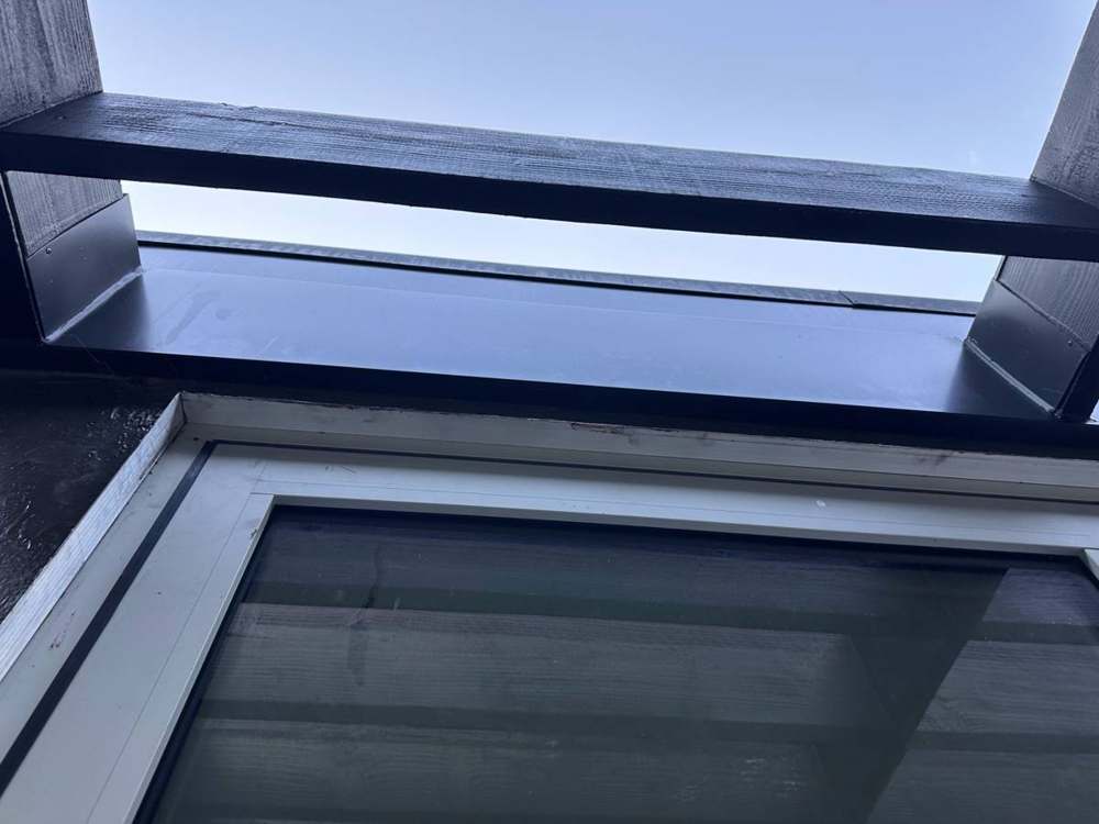 Seamless dark charcoal gutters in Los Feliz
