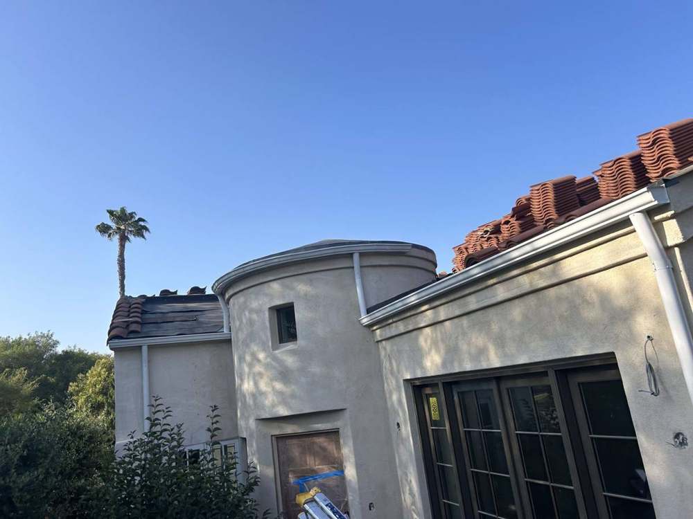 Seamless aluminum gutters in Baldwin Hills