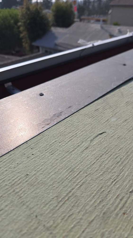 Flat-roof edge metal / gravel stop in Los Angeles